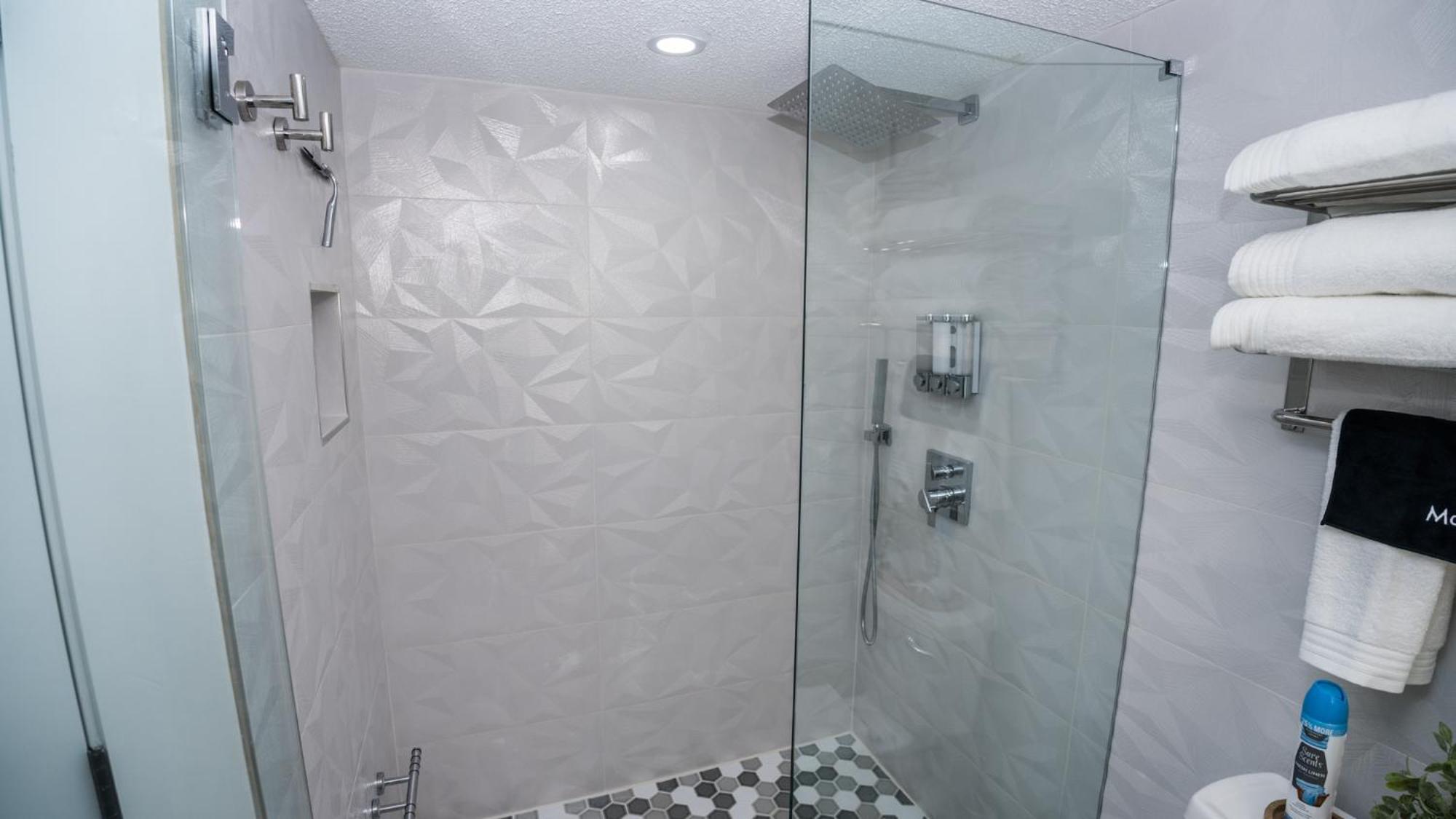 New Rental - 3Br 3Ba Corner Beachfront - 2024 Remodel - 3 Pools, Tiki Hut, Gym, Tennis Panama City Beach Exterior photo