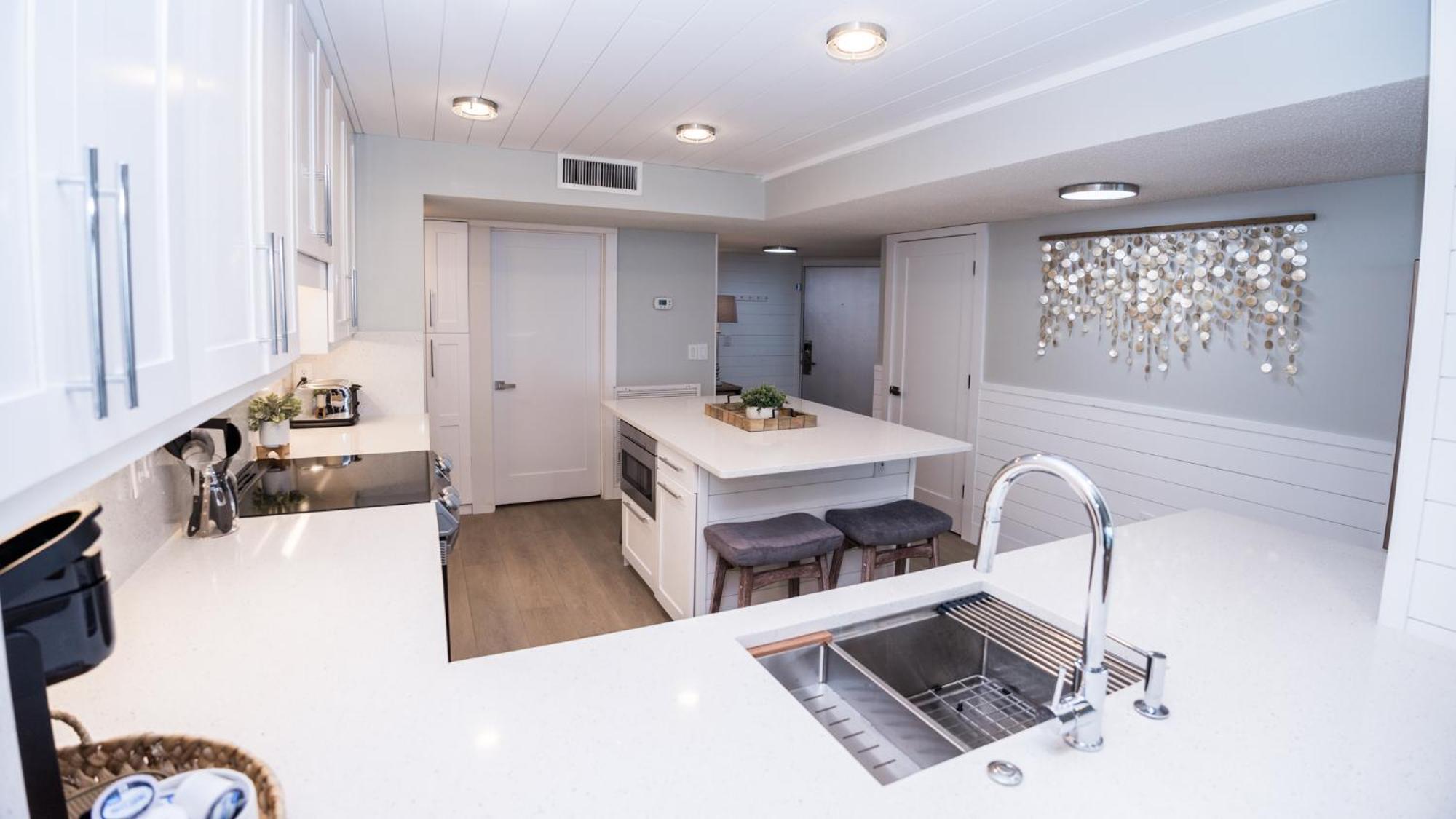 New Rental - 3Br 3Ba Corner Beachfront - 2024 Remodel - 3 Pools, Tiki Hut, Gym, Tennis Panama City Beach Exterior photo
